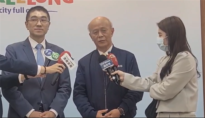 ▲交通部次长胡湘麟（中）会前表示，今天就是要来向市长谢国梁（左）说明经费增加的歷程，同时了解市府的想法，一起来解决基捷问题。（徐佑升摄）