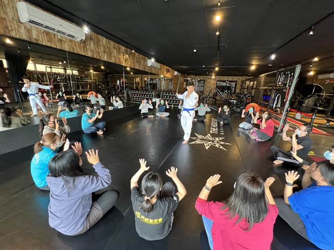 社会工作者服务对象多为儿少、妇幼、长者，常忽略自身可能身处危机，台东县政府邀请专业教练郑晏丞教学防身术与逃脱术。（台东县政府／蔡旻妤台东传真）