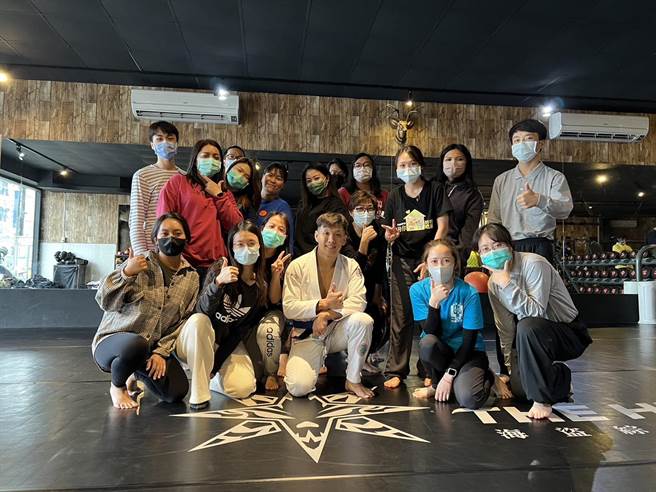 社会工作者服务对象多为儿少、妇幼、长者，常忽略自身可能身处危机，台东县政府邀请专业教练郑晏丞教学防身术与逃脱术。（台东县政府／蔡旻妤台东传真）