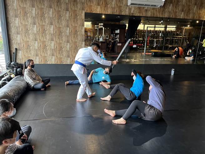 社会工作者服务对象多为儿少、妇幼、长者，常忽略自身可能身处危机，台东县政府邀请专业教练郑晏丞教学防身术与逃脱术。（台东县政府／蔡旻妤台东传真）