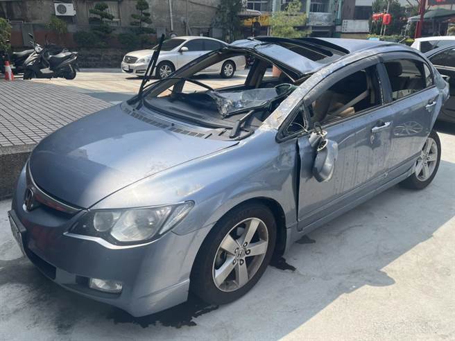 林男见王男友人、19岁周姓男子驾驶之车辆落单，尾随并从后方撞击，导致周男汽车翻覆，车上2名乘客轻伤送医。（民眾提供／潘虹恩台中传真）