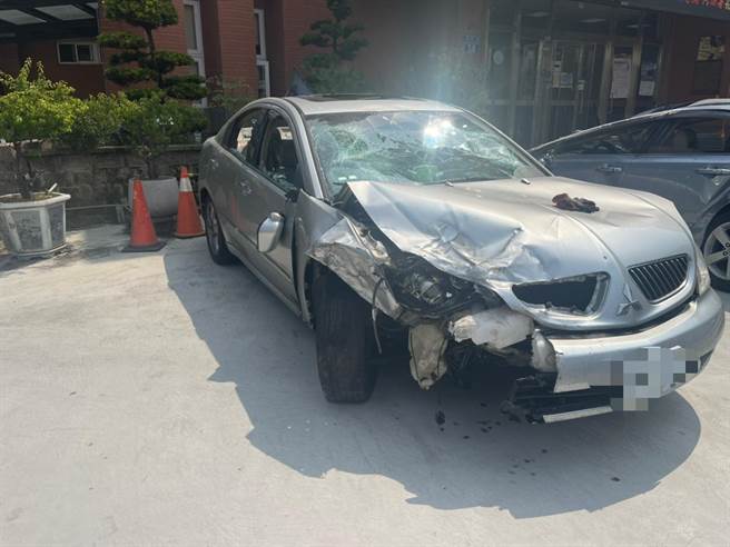 刘男等3人到场，见林男车辆空无一人，持棍棒毁损林男车辆。（民眾提供／潘虹恩台中传真）