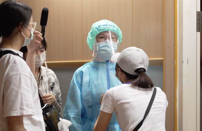 李杏在片场着装防护衣。（大爱提供）