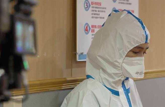 小薰穿防护衣拍戏，只能靠眼睛演戏。（大爱提供）