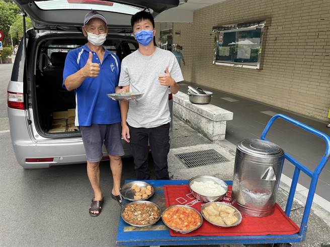 北市保大员警载着刚出炉的饭菜，为长者们提供搭伙送餐服务。（翻摄照片／林郁平台北传真）