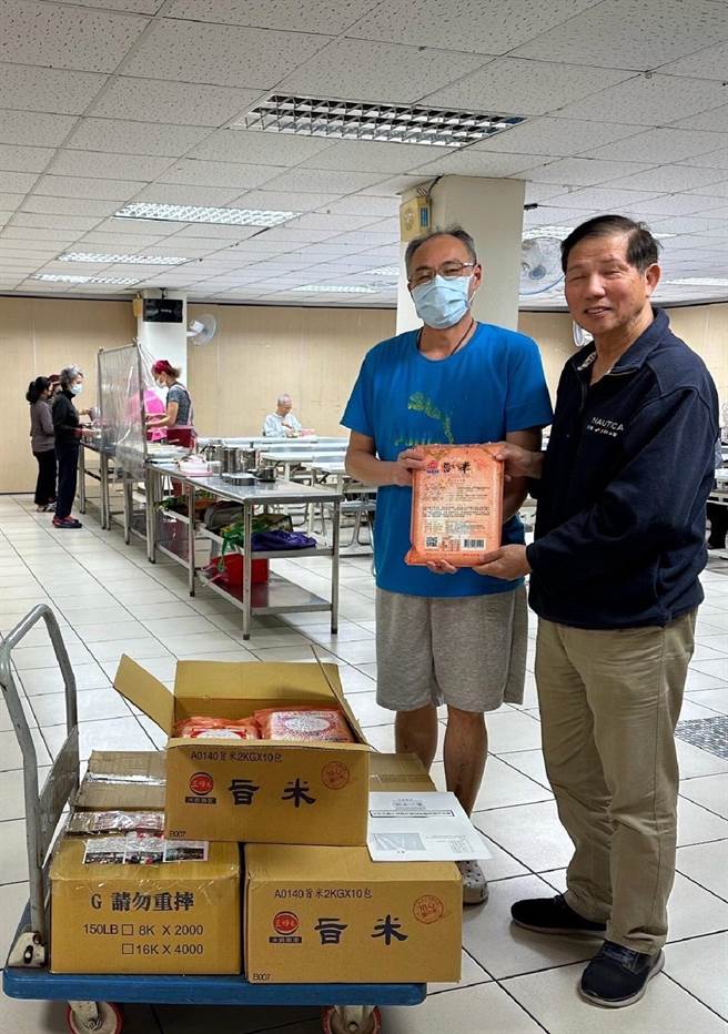 群英里长石忠胜为感谢保大长年来的默默付出，主动捐赠50包、共计百公斤的白米。（翻摄照片／林郁平台北传真）