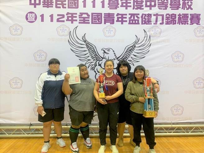 台东公东高工健力队日前参加全国青年杯健力锦标赛，夺得10金9银5铜佳绩。（公东高工提供／蔡旻妤台东传真）