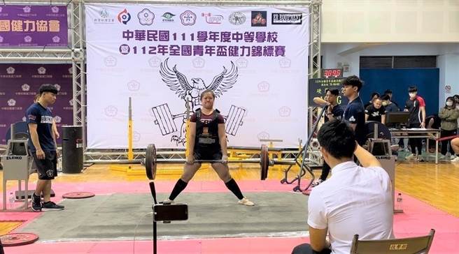 台东公东高工健力队日前参加全国青年杯健力锦标赛，夺得10金9银5铜佳绩。（公东高工提供／蔡旻妤台东传真）