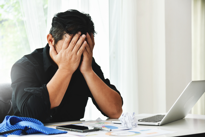 一名网友表示，有同事靠着一招让主管点头减轻工作量，但没想到这些专案必需由其他人帮忙分担。（示意图／shutterstock）