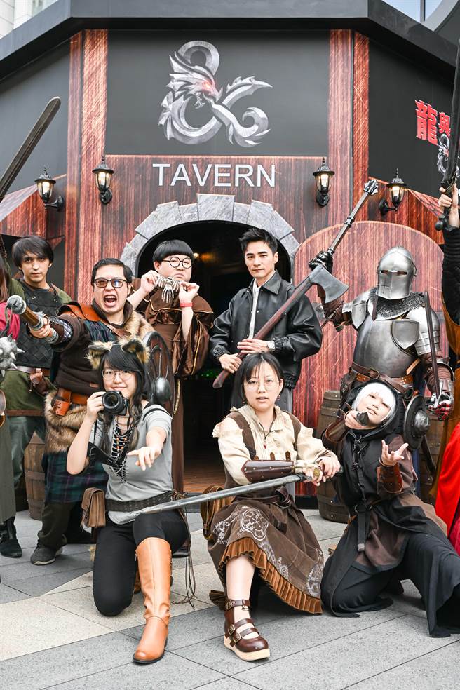 是元介和眾Coser合影。（UIP提供）