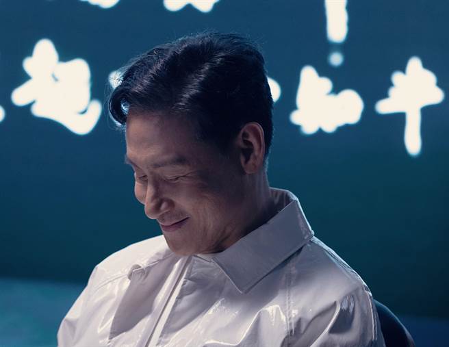 张学友在MV开头独坐单人椅上高歌。（环球音乐提供）