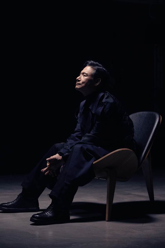 张学友在MV开头独坐单人椅上高歌。（环球音乐提供）