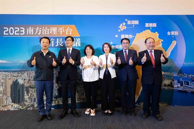 嘉义市长黄敏惠（左三）今天到高雄参加「南方治理平台」，与绿营县市长同框。（嘉义市政府提供／廖素慧嘉市传真）