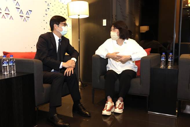 嘉义市长黄敏惠（右）谢谢高雄市长陈其迈邀请参加「南方治理平台」。（嘉义市政府提供／廖素慧嘉市传真）