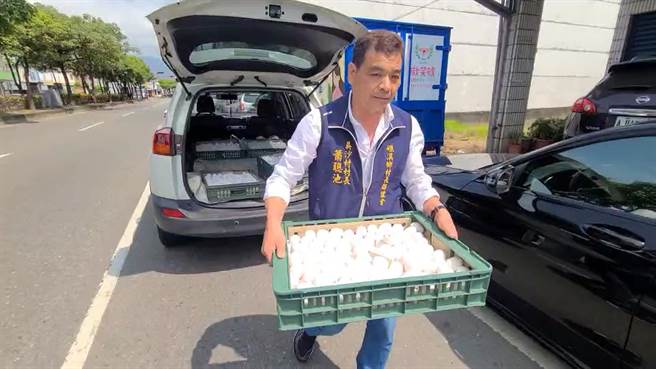礁溪乡吴沙村长萧聪池为纾解蛋荒，向蛋商争取为村民团购鸡蛋，还捐鸡蛋给当地的国小。（民眾提供）