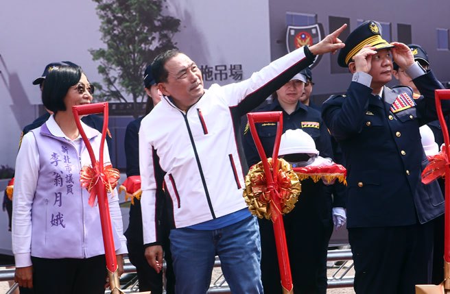 新北市长侯友宜17日出席三重分局交通分队及公有拖吊场共构工程动土典礼受访时表示，「面对所有事情，我该说的话都会说，该做的事我都会做，每个人都有自己角色」。至于是否要接管选策会？侯友宜说，谢谢大家不一样的意见他都给予尊重。（邓博仁摄）