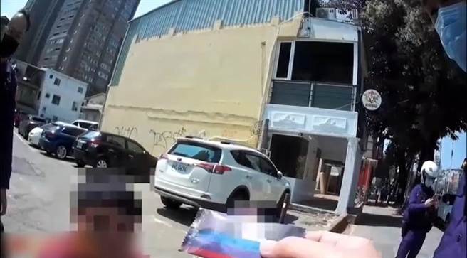 员警从许姓男子背包查获毒品咖啡包，许男见状惊呼「怎么还有一包！」。（翻摄照片／崔正纲高雄传真）