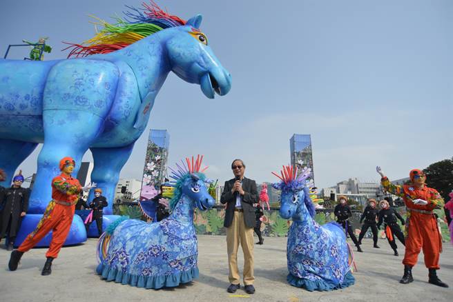 由纸风车剧团所打造的作品 《雨马》，3月17日至19日现身新竹高铁前站广场，观眾可一睹剧中关键的大型机械行动装置艺术作品「雨马」。 （纸风车剧团提供）