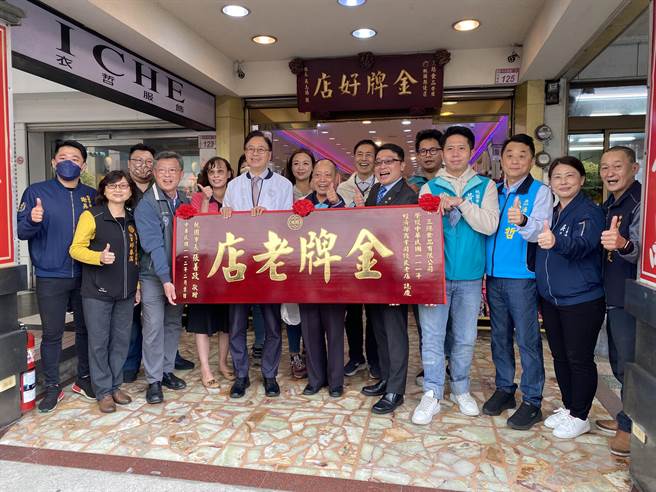 桃园市长张善政今前往中坜区老店三阳食品，特别致赠「金牌老店」匾额志庆。（蔡明亘摄）