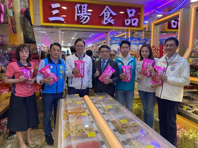 三阳食品1961年成立时是全台第一家自助休閒食品量贩店。（蔡明亘摄）