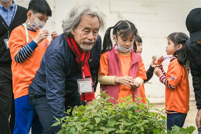 台湾光罩慈善基金会董事长吴国精（中）争取信德国小成为公办民营国小。（新英国小提供／谢明俊苗栗传真）