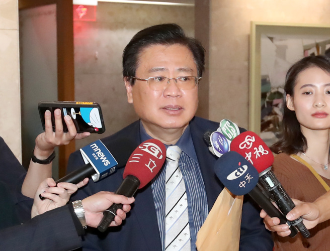 經濟部17日召開電價費率審議會，商總理事長許舒博出席會議，受訪表示希望電價的漲福不要超過10%。（鄭任南攝）