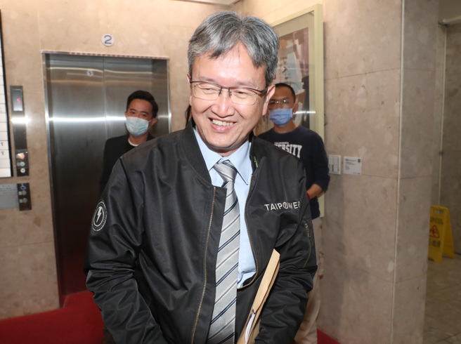 經濟部17日召開電價費率審議會，台電總經理王耀庭出席會議，面對媒體露出笑容不願多談。（鄭任南攝）