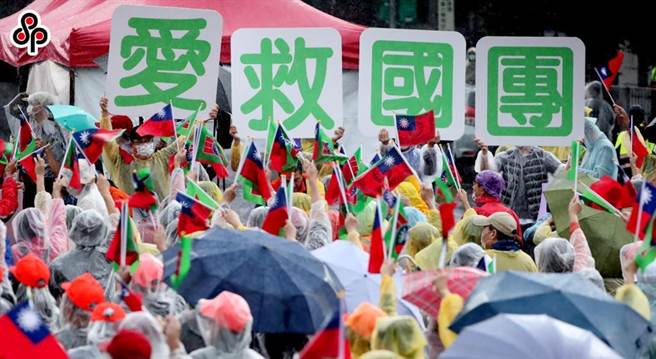 图为救国团去年10月30日在凯道举办「公义、自由、和平、救国」大游行，向党产会违法滥权处分救国团表达抗议。（本报资料照）