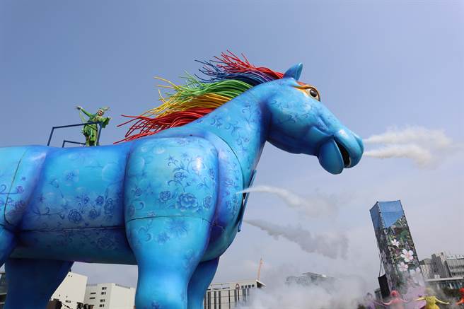 蓝染《雨马》道具是全台最巨大的机械行动装置艺术，10公尺、近4层楼高的雨马会点头、眨眼、张嘴、喷烟等。（邱立雅摄）