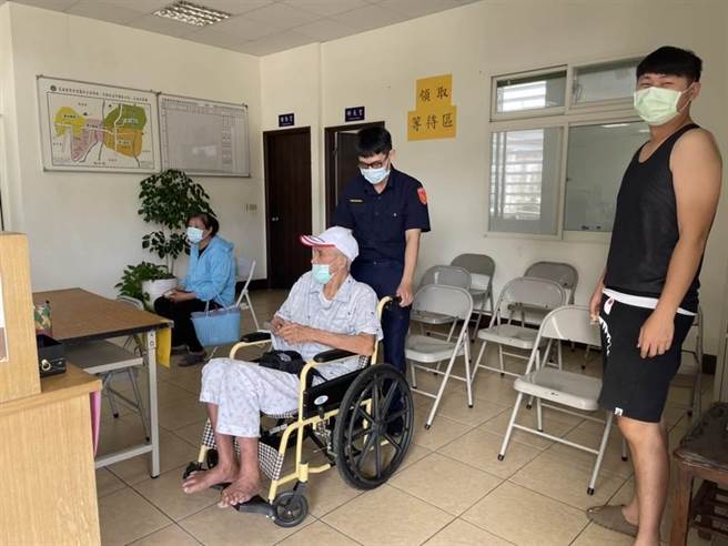 2021年政府发五倍券时，花莲凤林警分局3个派出、分驻所协助发放，现场安排等候区，民眾称讚很方便。（本报资料照片）