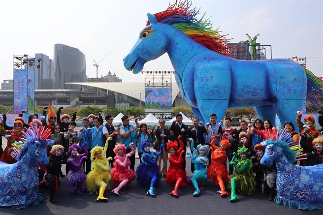 客家亲子剧《雨马》为客家委员会与纸风车剧团联手制作，17日到19日在新竹高铁站前广场演出8场。（邱立雅摄）