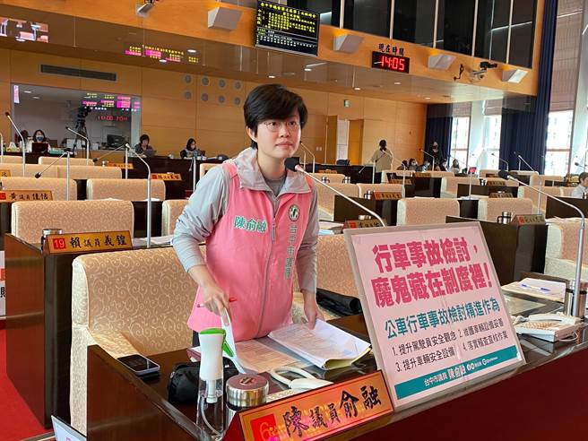 台中市议员陈俞融要求交通局应系统性改善公车问题，辅导业者加装「先进驾驶辅助系统」。（张亦惠摄）