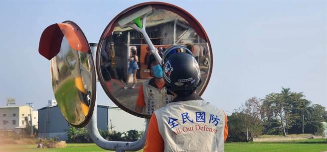 嘉义后备指挥部嘉义市西区辅中心志工擦拭脏污反光镜。（李煜凯提供／廖素慧嘉市传真）