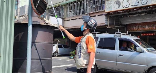 嘉义后备指挥部嘉义市西区辅中心志工擦亮路边的反光镜。（李煜凯提供／廖素慧嘉市传真）