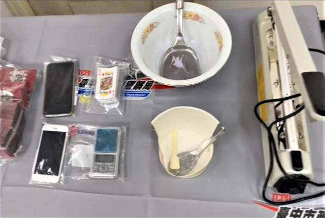 苏男连家里的碗公、汤匙、纸碗，都拿来当分装毒品的器具均成犯罪铁证均被查扣，採手工完成1包包毒品咖啡包。（警方提供／张妍溱台中传真）