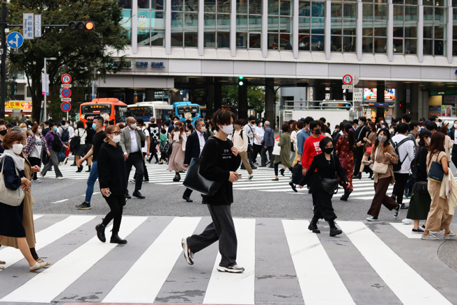 日本警察廳公布一項數據，2022年東京民眾拾獲交給警方的金額高達39.9億日圓，創下破紀錄的歷史新高。（圖／Shutterstock）