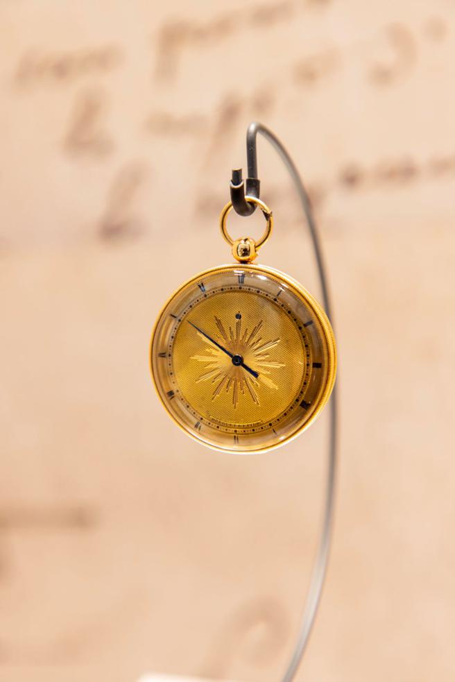 宝玑大师生前亲手打造的B2008骨董怀表，表盘的太阳饰纹和简约的单针设计，充满艺术美感。（Breguet提供）