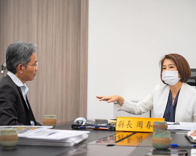 水利署长赖建信上午特别率南区水资源局到县府致歉，目前凿井工程暂缓施工。（屏东县政府提供）