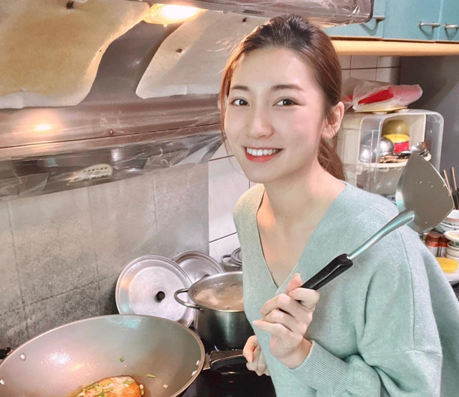 炒饭妹爆红后风波不断，不仅工作的热炒店遭检举违规，甚至还有当地人爆料「住这么多年从没买过她炒的菜」。（翻摄自一念逆转 林彤脸书）