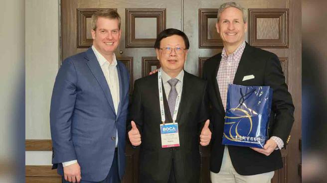 期交所与美国芝加哥商业交易所(CME)于期货业协会(FIA)年会期间举行双边会谈，图中为期交所董事长吴自心，图左为CME股权类及外匯商品资深董事总经理Tim McCourt，图右为CME大宗商品、选择权及国际市场资深董事总经理Derek Sammann。（图/期交所提供）