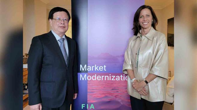 期交所与美国那斯达克交易所(Nasdaq)于期货业协会(FIA)年会期间举行双边会谈，图左为期交所董事长吴自心，图右为Nasdaq董事长兼执行长Adena Friedman。（图/期交所提供）