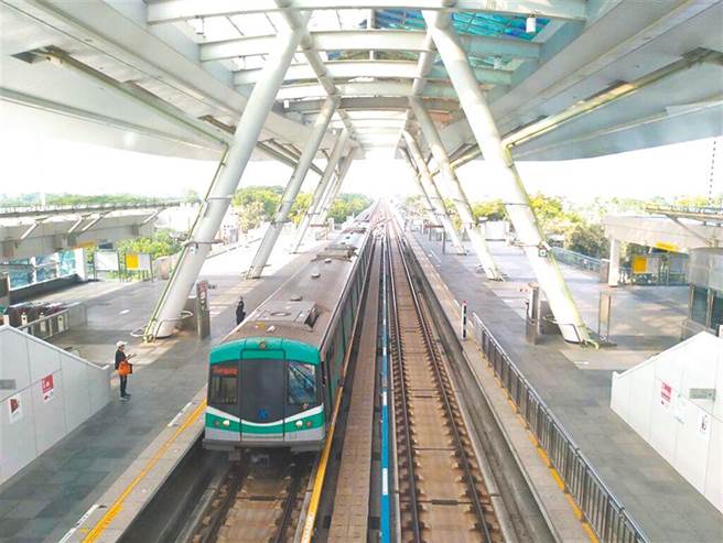 电价审议会今日下午决定用电大户调涨17％电费，高雄捷运表示，调涨电费将严重衝击营运成本支出，但暂时还未有调整票价的规画。（本报资料照片）