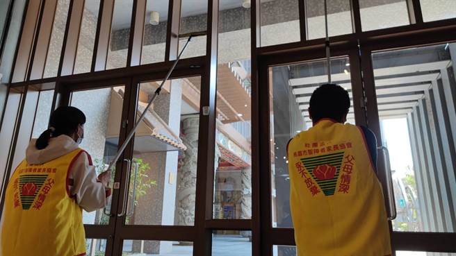 桃园市智障者家长协会选出15名学员，16日起在土地公文化馆进行清洁培训计画。（赖佑维摄）