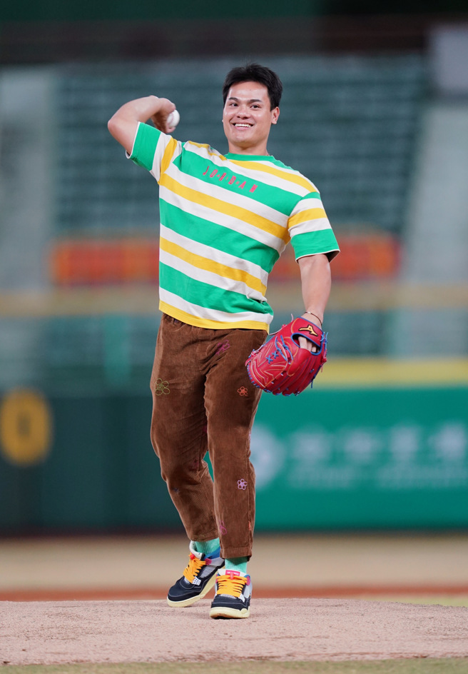 旅美好手张育成为台钢雄鹰与中信兄弟热身赛开球。（台钢雄鹰提供）