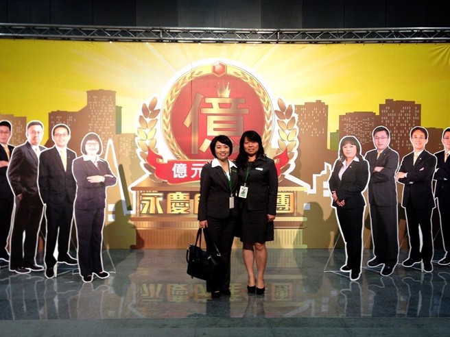 有巢氏房屋张宜羚(图右)及范媚媖(图左)2022年带领团队缔造8,000万元业绩，实力惊人。(图/永庆房产集团提供)