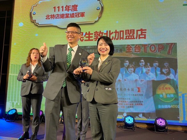 有巢氏房屋民生敦北加盟店以客制化及一条龙服务，再加上联卖制度加持，业绩年年成长。(图/永庆房产集团提供)