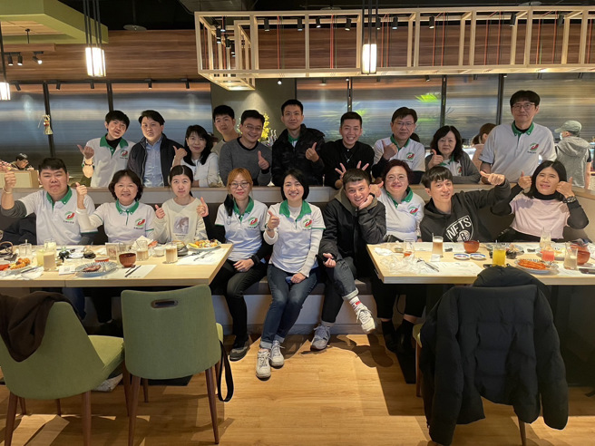 张宜羚与范媚媖视同仁为家人，协助同仁提升专业知识及能力，希望能培育出更多位千万经纪人。(图/永庆房产集团提供)