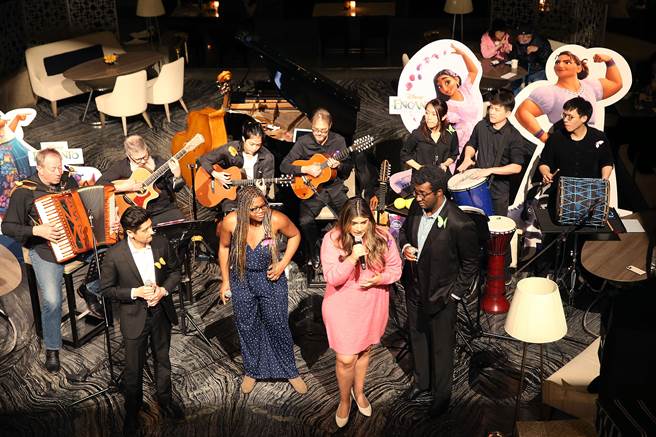 「魔法满屋」电影交响音乐会乐手快闪演奏16日晚间在台北晶华酒店1楼举行。（姚志平摄）