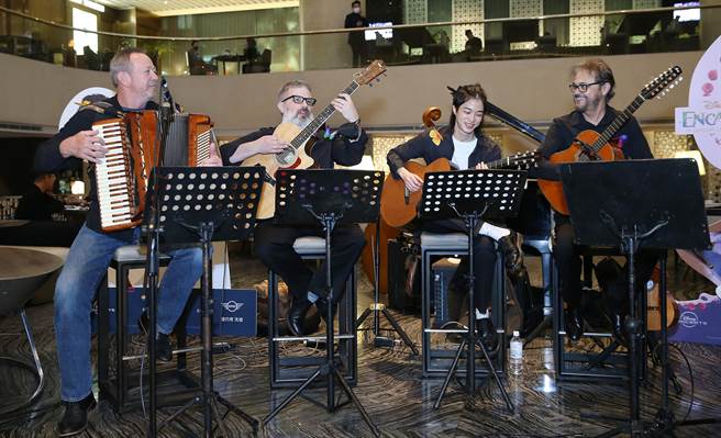 「魔法满屋」电影交响音乐会乐手快闪演奏16日晚间在台北晶华酒店1楼举行，乐手们脸上带着笑容准备登场。（姚志平摄）