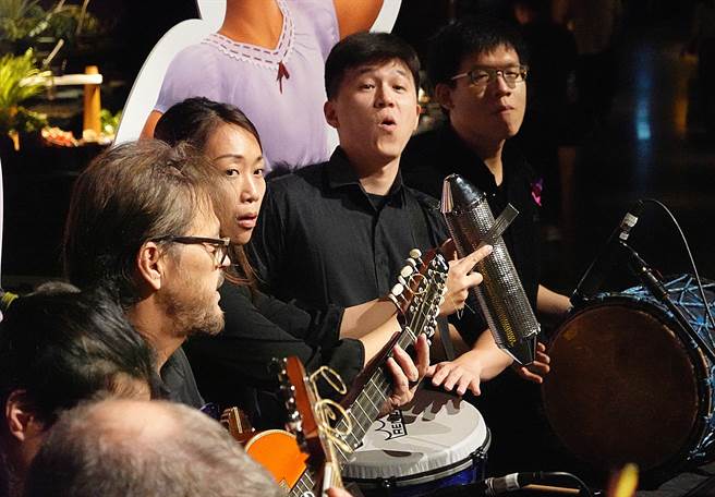 「魔法满屋」电影交响音乐会乐手快闪演奏16日晚间在台北晶华酒店1楼举行，乐手们沈浸在拉丁美洲音乐欢乐的节奏中。（姚志平摄）